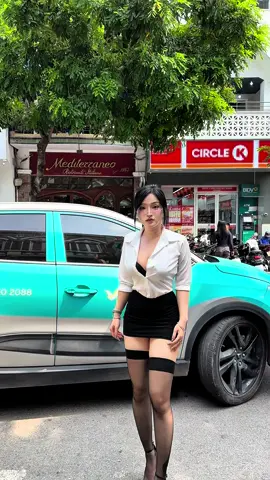 Tài liệu đặt thư ký lên bàn rồi đi ra 