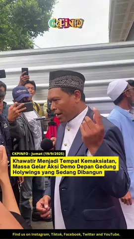 KARAWANG, ckpinfo.com – Ratusan masyarakat Karawang menggelar aksi damai menolak pembangunan Holywings di Jalan Tuparev, Karawang, Jumat (19/9/2025). Massa bergerak dengan konvoi dari Masjid Al-Jihad menuju Islamic Center, lalu berlanjut ke lokasi pembangunan Holywings di bekas gedung Karawang Theater. Dalam aksinya, massa menyuarakan kekhawatiran terkait potensi kemaksiatan yang dikhawatirkan muncul dengan berdirinya Holywings di Karawang. Mereka menegaskan bahwa kehadiran tempat hiburan malam tersebut dinilai tidak sesuai dengan norma, budaya, dan kearifan lokal masyarakat Karawang. Aksi berlangsung dengan damai dan tertib, disertai pengamanan ketat dari aparat kepolisian untuk memastikan situasi tetap kondusif. Hingga sore, massa masih bertahan di sekitar lokasi sambil terus menyuarakan penolakannya. 📸 @info_karawang 📡 Simak selengkapnya di ckpinfo.com Follow ckpinfo di somed kesayangan kamu : •Instagram •YouTube •Facebook Page •TikTok #Cikampek #CikampekInfo #InfoCikampek #CikampekBanget #JelajahCikampek   