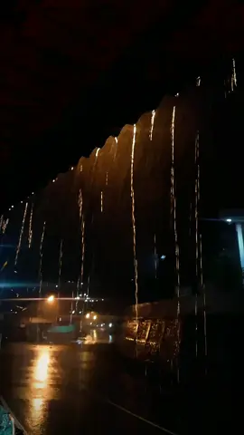 Hujan 🌧🥱☕️🚬 #fypシ゚ #rain #playlist #lagu #hits #2000an Hijau daun