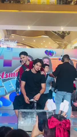 salfok sama mohan loa poster moqeel ❤️🥰 jadi kange moqeel 🥲#aryamohan #aqellacalista #moqeel #agzlovefest #fypage 