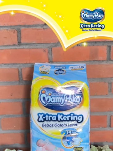 Si Kecil Bebas Gatal & Lecet karena ada MamyPoko X-tra Kering Perekat menyerap hingga 14 jam dan bahan selembut sutra💛