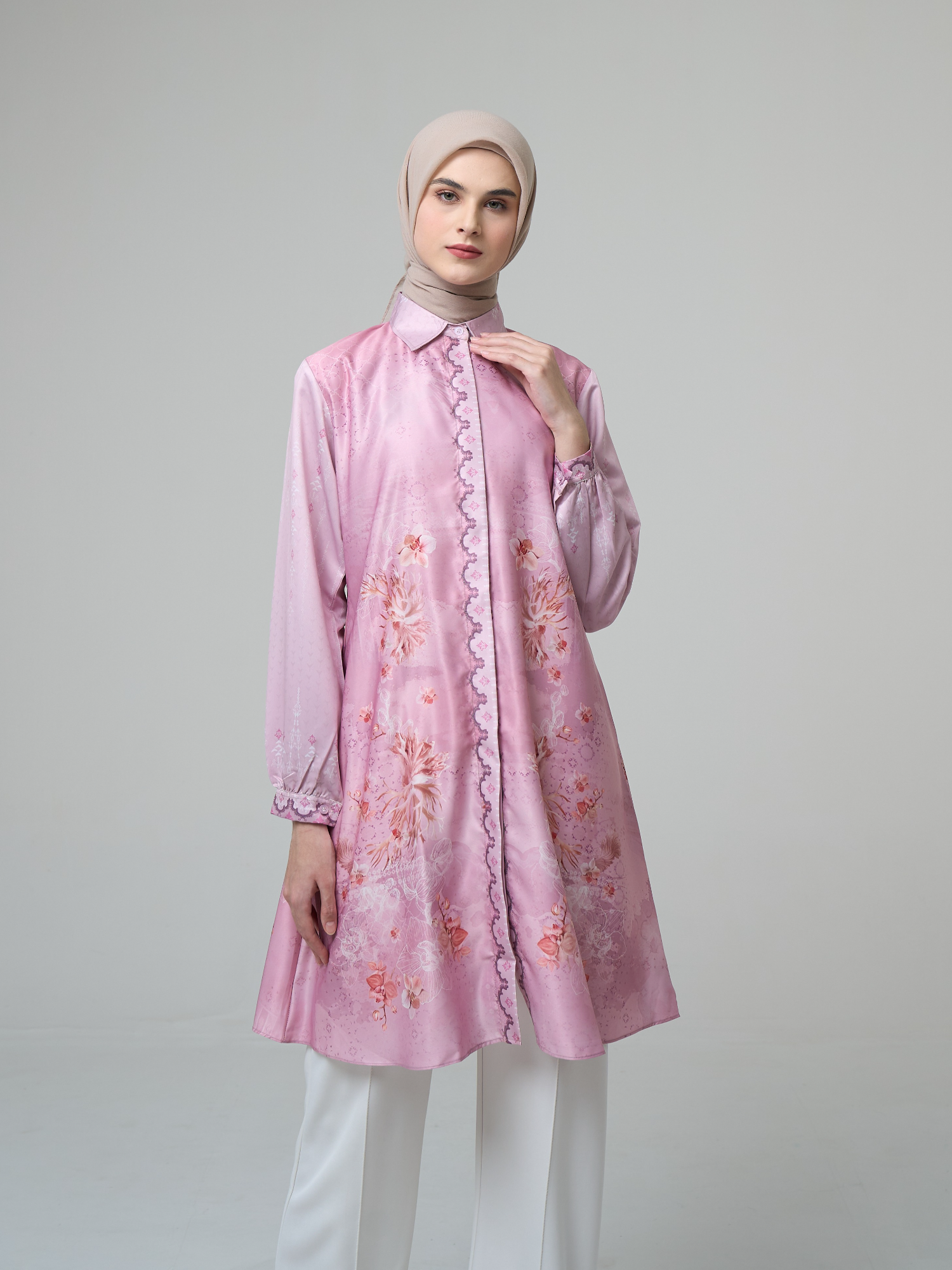 RAYOLA TUNIK SILK PREMIUM PRINT Size                          : M/L/XL/XXL Lingkar dada         : 98/104/110/120 CM Panjang Baju         : 95 cm Panjang Lengan    : 57 cm Kerung lengan       : 48/50/55/58 CM Bahan: Silk Digital Print Premium (Jenis bahan premium yang bahannya licin dan mengkilat tapi sangat adem dan nyaman dipakai, serta elegan, sangat cantik di gunakan untuk hangout dan acara resmi lainnya) Warna: Pinkish, Soft Denim & Choco Brown #fyppppppppppppppppppppppp #fypツ #like #f