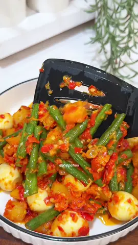SAMBAL TELUR PUYUH KENTANG KACANG PANJANG ✨ Bahan : - 15 butir Telur Puyuh (rebus, mau digoreng sebentar juga boleh ya) - 2 buah Kentang (potong2 lalu goreng) - Kacang Panjang secukupnya - 2 buah Tomat (potong2) - 6 siung Bawang Merah (iris) - Garam - Kaldu jamur/ penyedap Bumbu halus : - 25 buah Cabe Merah Keriting - 10 buah Cabe Rawit Merah - 6 siung Bawang Merah - 1 siung Bawang Putih Cara Memasak: - Tumis bawang merah iris sampai wangi - Masukkan bumbu halus & tomat, aduk2 - Tambahkan garam & kaldu jamur/ penyedap - Masak sampai pecah minyak - Masukkan telur puyuh, kentang & kacang panjang - Aduk sampai tercampur rata - Selesai & siap disajikan Selamat Mencoba Semoga Suka ❤️ #sambaltelurpuyuh #sambalcampur #resepbalado #masakanrumahan #idememasak 