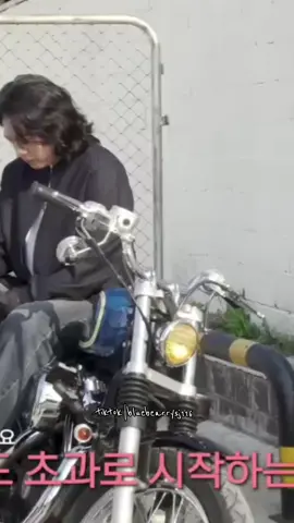 i wish i could be helmet under the boss' arm  #sungjin #성진 #parksungjin #sungjinday6 #데이식스 #DAY6 @DAY6 