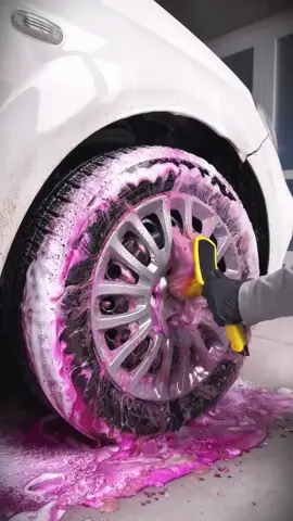 Help an elderly person wash a vintage car. #cleancar #washcar #fyp #washingcar #detailing 