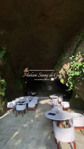 Walaupun agak jauh dari pusat kota, tp kita di sajikan pemandangan yang bagus selama perjalanan.  Menurutku kalau laper banget jangan kesini yaa, soalnya jauh.  Tp kalau mau kasi makan sosmed bisa bgt! Tempatnya sangat aesthetic di kamera bukan🥹✨ #kulinerjogja #cafejogja #yogyakartaistimewa #cafeunik #paleostoneage 