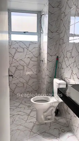 ✨ Transformamos este banheiro em um ambiente sofisticado e atemporal com o revestimento Mármore Oro. Além da elegância única desse acabamento, a instalação foi feita de forma rápida, sem sujeira e sem quebra-quebra, garantindo um resultado impecável com excelente custo-benefício. ✔️ Revestimento de alto padrão ✔️ Superfície lavável e resistente ✔️ Transformação prática e sofisticada 👉 Sua casa também pode ter esse toque de luxo e modernidade! #envelopamento #decor #homedecor 