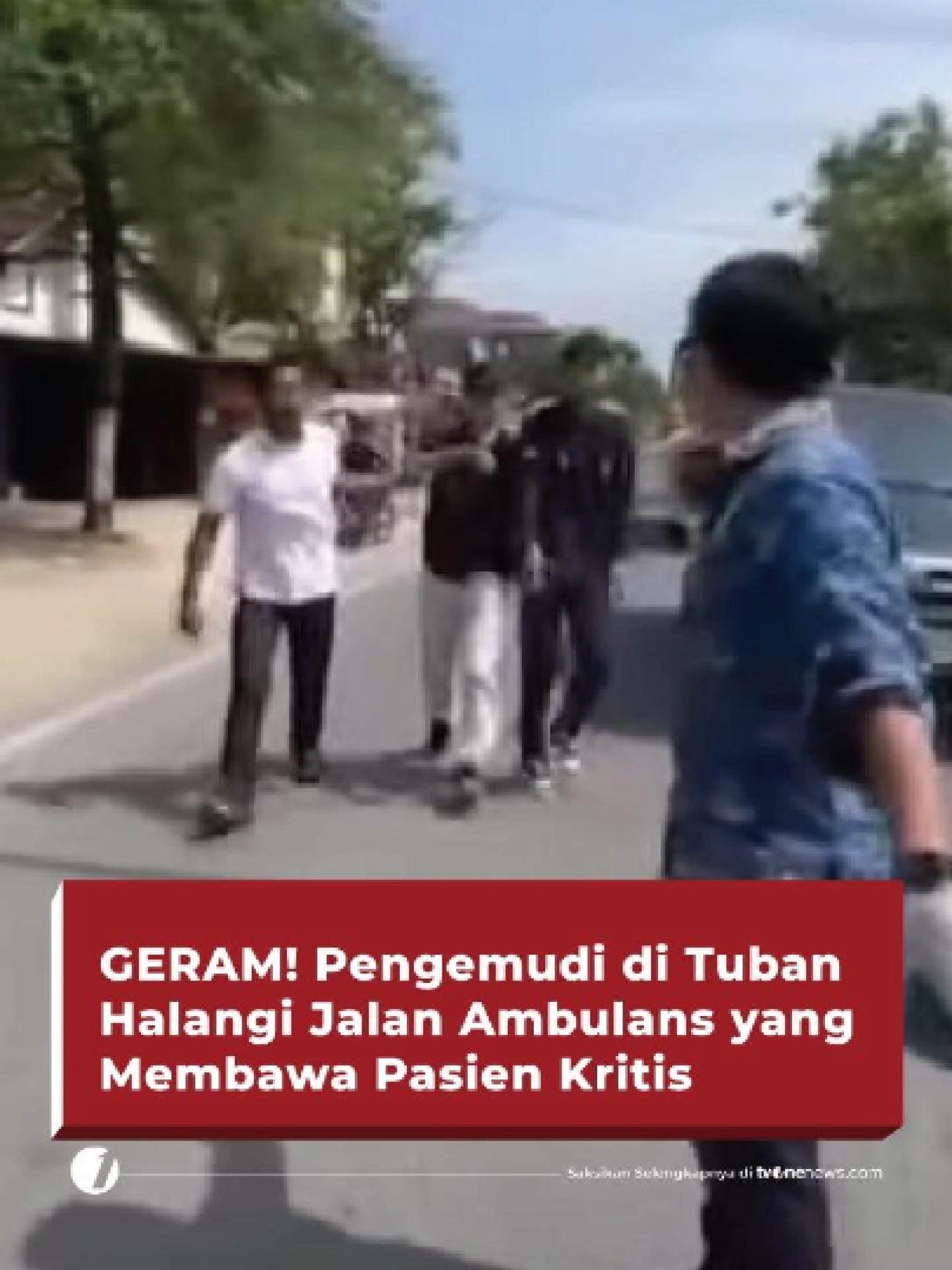 Aksi pengemudi Toyota Innova hitam di ruas jalan Parengan-Bojonegoro, Rabu (17/9/2025) pagi, memicu kemarahan publik.  Mobil tersebut diduga menghalangi laju ambulans yang sedang membawa pasien kritis menuju Rumah Umum Kabupaten Bojonegoro. Peristiwa terjadi sekitar pukul 09.00 WIB -10.00 WIB.  Sopir ambulans yang geram bahkan sempat turn dari kendaraannya, menarik pengemudi Innova keluar, dan menunjukkan bahwa di dalam ambulans terdapat pasien gawat darurat yang harus segera ditangani medis. Simak berita selengkapnya hanya di https://tinyurl.com/bdhkyw47  #HardNews_Viral #FlashOne #CariBeritaditvOne #Ambulans #TimMedis  #Bojonegoro #Viral #FO03