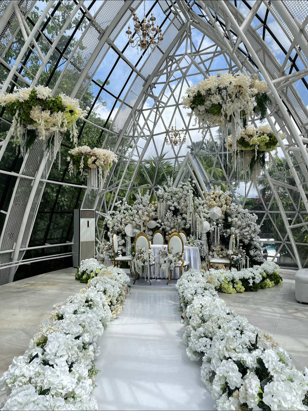 Intimate Decor Wedding Batam! Siapa disini yang wedding dreamnya Intimate ala luar negri? dp.deco bisa buat impian kamu jadi nyata nih🥰🫶🏻 #dekorbatam #intimateweddingbatam  #xoleilbatam #batamdecor #weddingbatam 