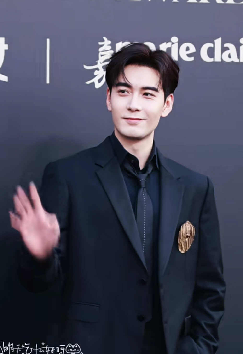 Thảm đỏ của sếp đây 😎😎 . . . ——— 🔗 Disclaimer: This page does not claim ownership of any images/videos posted. Full credit to the original photographers/artists/authors. We share this content for informational purposes only.  Cre: 明天吃什么好呀 #TrầnTinhHúc #ChenXingXu  #陈星旭 #Lancôme  #JingDong