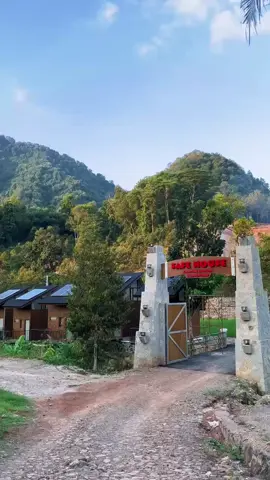 *SAVE HOUSE CAMPING GROUND*  villa Safe house resort  - 8 Vila resort  - Kamar mandi shower - Kolam Renang  - Balkon View Sungai  Gunung Ciremai & Sawah hijau  - Kapasitas per Vila 3 orang  #promoseruweekend #vilamurah #majalengka #fypviralシ #