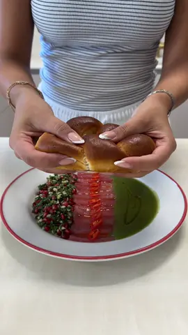 סשימי טונה וטאבולה עם רימון ✨  מנה שהכנתי במסגרת המשימה של מאסטר שף וV1  כל מה שצריך: 250 גרם טונה טרייה  לגספצ׳ו- 2 מלפפונים  ענף סלרי  מיץ מלימון שלם 2 שיני שום 2 כפות רכז רימונים  כפית מלח 1/3 כוס שמן זית  לסלט טאבולה- צרור נענע צרור כוסברה  50 גרם שקדים קצוצים  3 גבעולים בצל ירוק  1/3 כוס גרגירי רימון  2 כפות שמן זית  קורט מלח מיץ מחצי לימון  כפית דבש אופן ההכנה: נתחיל בגספצ׳יו- במעבד מזון/ בלנדר נניח מלפפון, סלרי, מיץ לימון, שום, רכז רימונים ומלח ונטחן, בסוף נוסיף את השמן זית ונערבב רק עד איחוד, נעביר את  הרוטב במסננת ונשמור במקרר. נעבור לסלט- בקערה נשים נענע וכוסברה שקצצנו היטב, נוסיף בצל ירוק קצוץ, שקדים קצוצים, גרגירי רימון, שמן זית, לימון, מלח ודבש ונערבב יחד. את הטונה נחתוך לפרוסות דקות ניתן לקנות גם סשימי מוכן בחנות דגים. נעבור לצילחות- בצלחת נסדר יפה את הסלט, נסדר את הסשימי במרכז ואת הגספצ׳יו ליד, נשים מעט שמן זית על הסשימי ונניח מעל פלפל צ׳ילי פרוס דק, נגיש לצד חלה/ לחם שאוהבים וזה הכל תהנו! #CapCut 