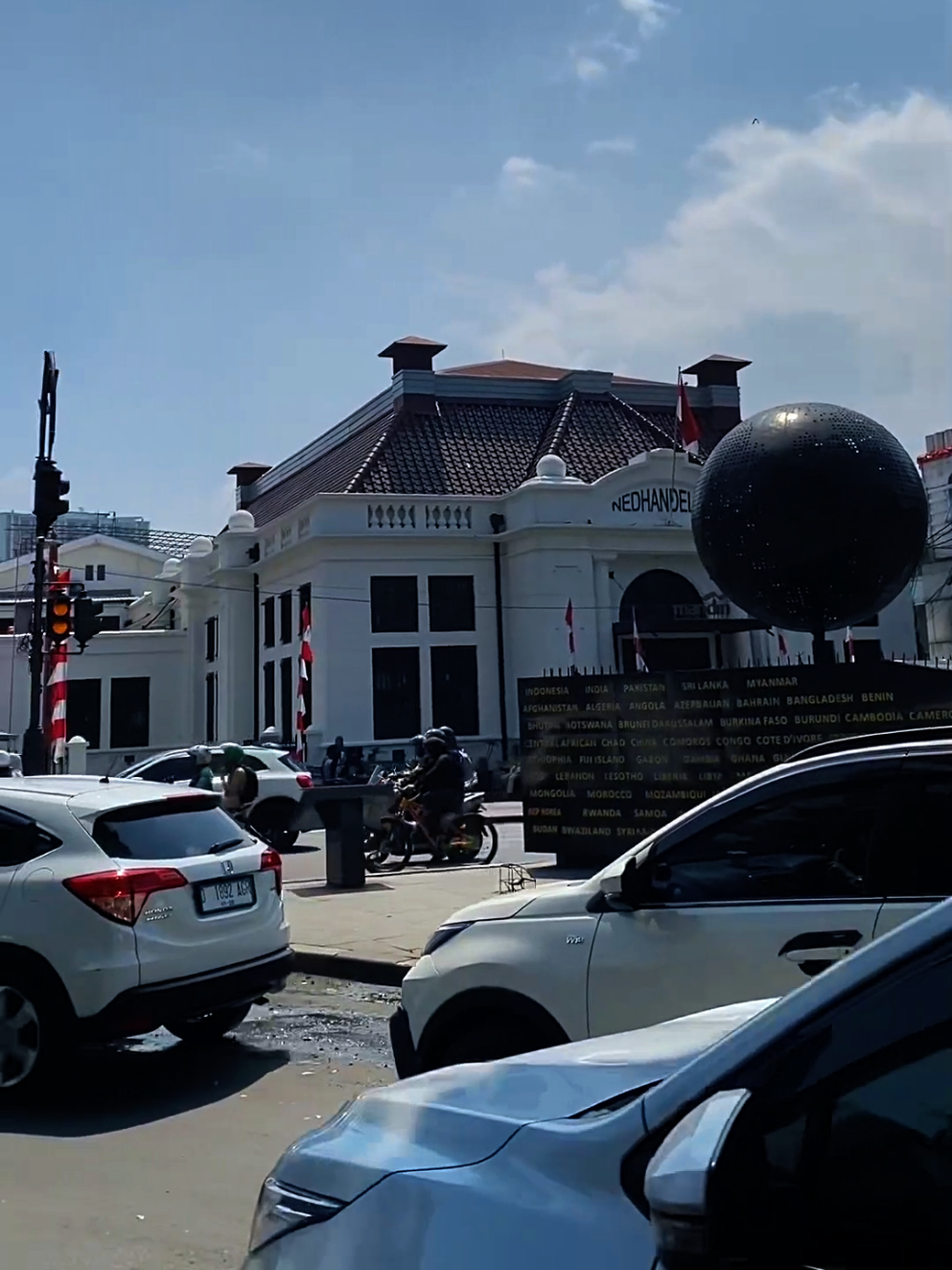 Setiap sudut Bandung seperti cerita, yang bikin siapa pun ingin kembali membacanya. #bandungaesthetic #bandungvibes #bandunghits #alunalunbandung #asiaafrikabandung 