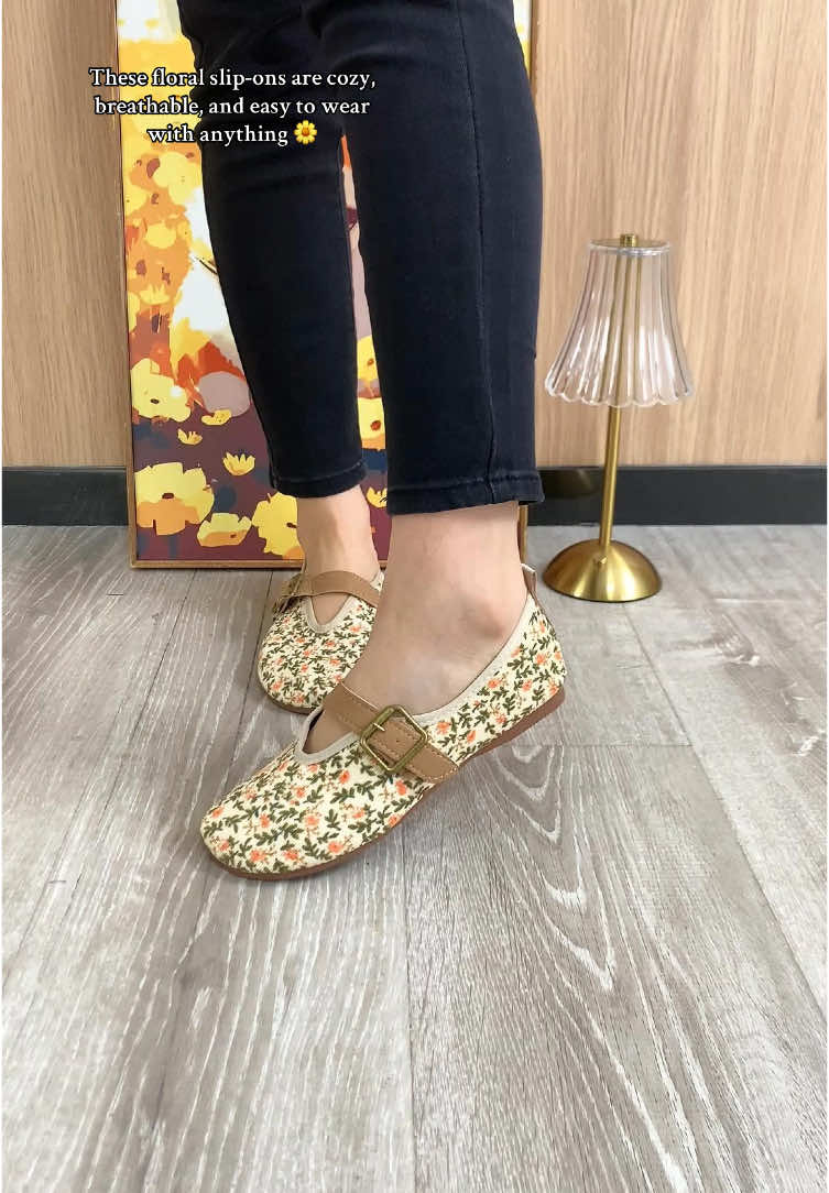 These floral slip-ons are cozy, breathable, and easy to wear with anything 🌼 #floralflats #sliponshoes #breathableshoes #warmflats #everydayshoes #fallfootwear #wintershoes #casualflats #comfortableshoes #closedtoeflats 
