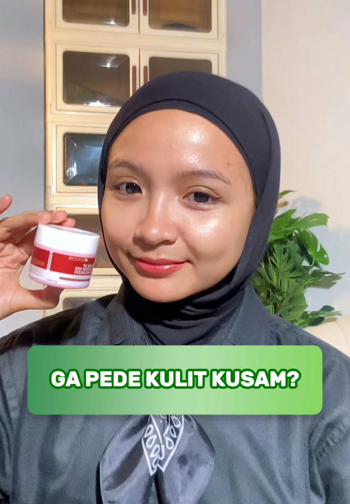 Ga pede kulit kusam? Artinya kamu butuh glow up booster red moisturizer dari mako by seris❤️✨ #makobyseris #acnefighter #makonfidence #moisturizer #trend 