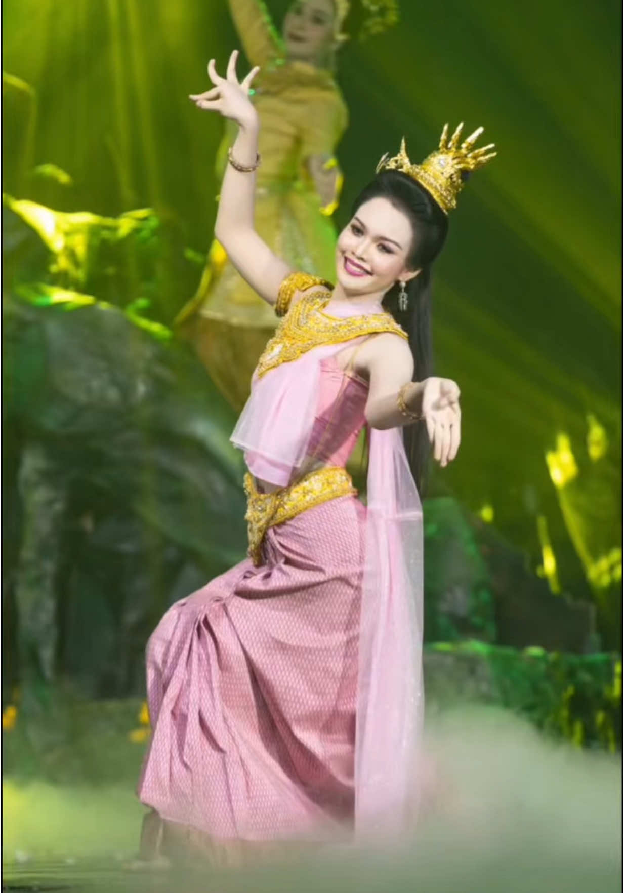#นพบารมีนารีนาคราช  #พระนางอัญญารินทร์สินีเทวี 🐍  #วิทยาลัยนาฏศิลปกาฬสินธุ์ #นางเลื้อย #thainationalcostume 🥻👗  💃🏻🕺🏻🇹🇭🛕  (พระนางอัญญารินทร์สินีเทวี) องค์ที่ 6 🎶🎵 ดอมดุจดั่ง แดนดาวดึงส์  ดีดาดวงดอกโดยดอมดั่งดิน อยู่ยั้งยับย้ายยลยิล ยอยศยิ่งยามยุรยาท นาฎนงค์นัยนา แนบนวลในเนื้อ นพนางนาค รากแห่งนครา อัญญารินทร์ธสินีเทวี  ศิริวันทะนัง ยังวรกาย มณีมุกดา ทรงอาภรภัตรา ชมพูสง่า ระย้าอ้อยอิ่ง มิ่งมงคลศักดา ในพระเมตตา ทรงพระเจริญ ทั่ววังเวินนที จักกะราศรี ในเพี้ยงบาดาล🎵 (พระนางอุษาอนันตวดีเทวี) องค์ที่ 1  (พระนางศรีณรรฐนพเทวี) องค์ที่ 2  (พระนางทองคำสีปางตาล) องค์ที่ 3  (พระนางศรีปทุมมาณาคิณี) องค์ที่ 4  (พระนางรัตนาวดีศรีสัตตญาณีเทวี) องค์ที่ 5  (พระนางอัญญารินทร์สินีเทวี) องค์ที่ 6 (พระนางมนตรามณีนฤมาสเทวี) องค์ที่ 7  (พระนางมุญารินทร์รณีเทวี) องค์ที่ 8  (พระนางศิริมายาณาคิณีเทวี) องค์ที 9