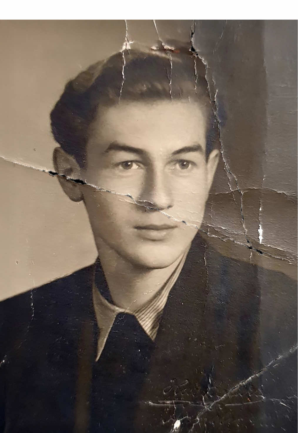 Bringing memories back to life! This old photo has been carefully restored to preserve every detail, every smile, and every story behind it. . #borhankachbouri #restoration  #photorestoration #photorestorationservice 