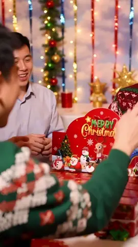 #ChristmasKeychains #HolidayGifts #PartyFavors #SnowflakeDesigns #ReindeerKeychains