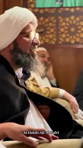 گم ذا أنادی ياخير هادی ،  يکفي بعادی يانور عينية Berapa kali sudah aku memanggilmu, wahai sebaik baik pemberi petunjuk, sudah cukup jauh aku darimu wahai cahaya kedua mataku. #habibalialjufri #tarimhadramautyaman #sunnah #ahlulbayt #sholawat 