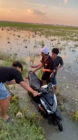 @infoseputarundaan motor nyebur kali jalan terangmas ke kutuk undaan 19 September 2025 sore#nyeburkali #promoseruweekend #nyeburkali🤣 