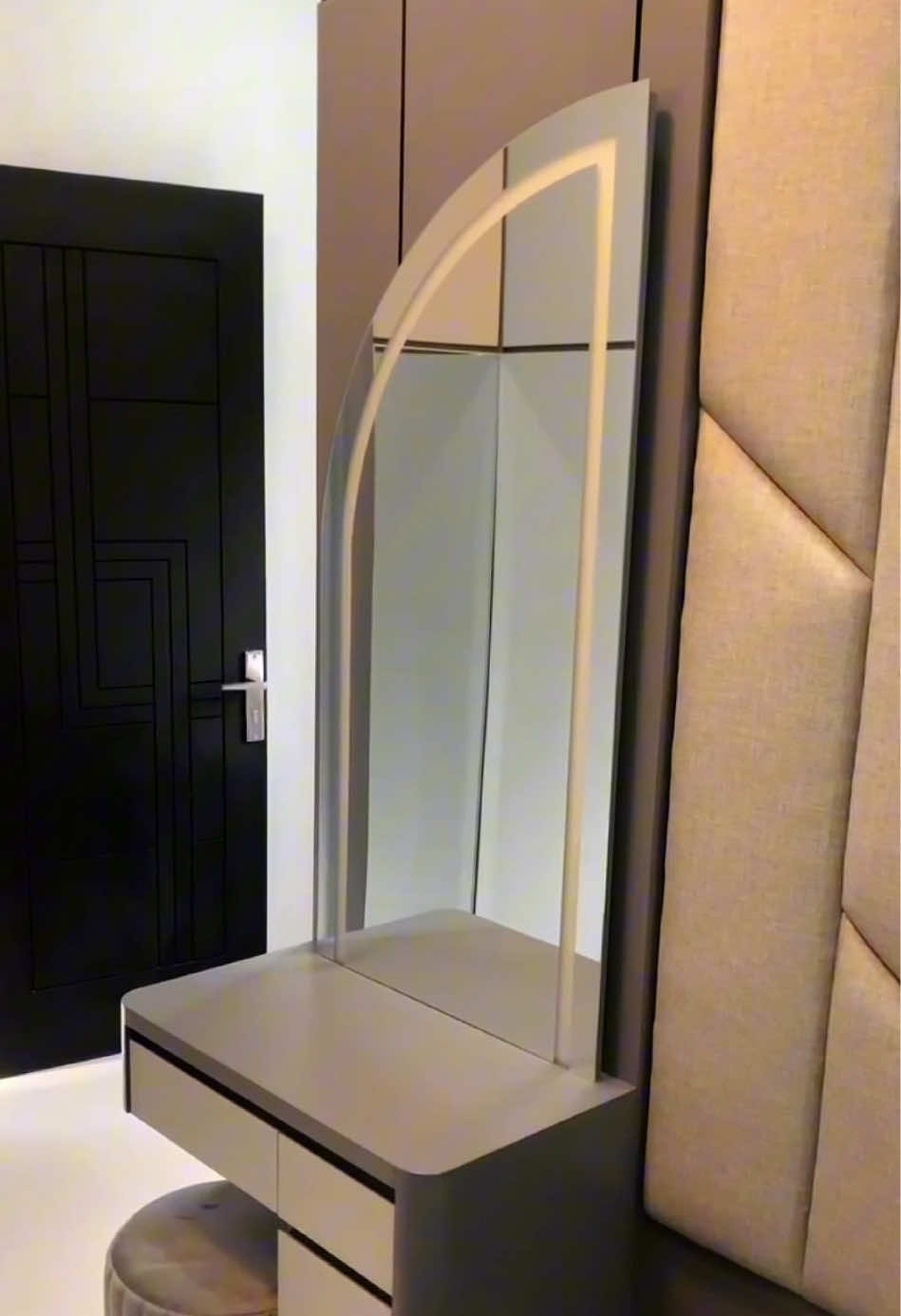 Alhamdulillah, pengerjaan interior rumah sudah selesai 🏡✨ Mulai dari wall moulding, backdrop TV, kabinet & mihrab, hingga kamar set terpasang dengan rapi. Terima kasih atas kepercayaannya 🙏 Semoga menghadirkan kenyamanan & keberkahan bagi keluarga tercinta. #InteriorRumah #WallMoulding #BackdropTV #KabinetMinimalis #Mihrab    