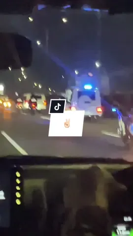 Bapak RI 1 lewat sunyi senyap ga berisik. Maaf norak ketemu mobilnya pak Prabowo  #StopTotTotWukWuk