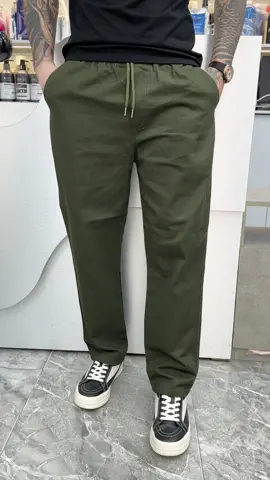 Xanh bộ đội này cứng đét luôn ae . Phom ống xuông ae đi dép cũng đẹp