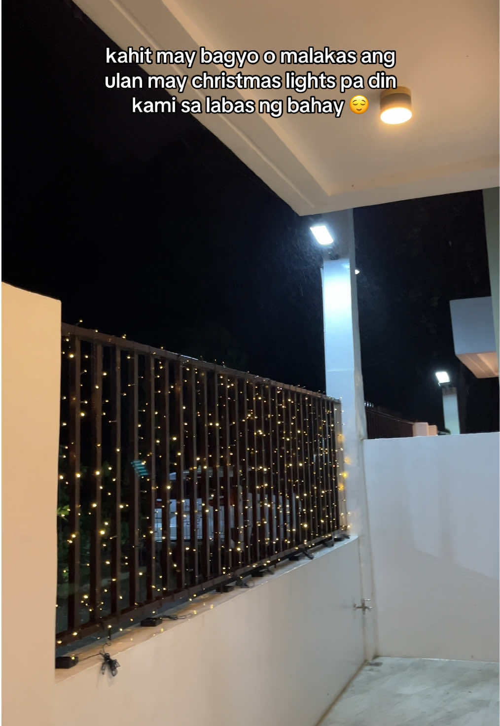 christmas lights na umiilaw pa din kahit malakas ulan dahil waterproof at solar na #solarchristmaslight #outdoorchristmasdecor #solarchristmaslights 