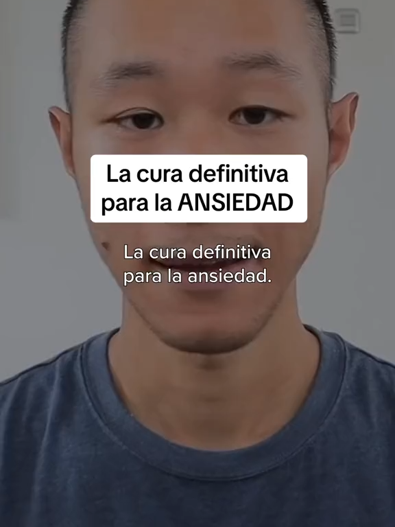 La cura definitiva para la ansiedad 🙂✨📝 RESUMEN👇👇 1️⃣🧘‍♂️ Comprender y Manejar los Síntomas de Ansiedad: La ansiedad es una reacción del cuerpo ante el estrés excesivo. Para superarla, es fundamental aprender a manejar los síntomas como las taquicardias y la sensación de pérdida de control. Una estrategia efectiva es adoptar una actitud observadora y no juzgar lo que sucede, permitiendo que el cuerpo procese y libere el estrés. 2️⃣🍏 Adopción de un Estilo de Vida Saludable: Los cambios en el estilo de vida son clave para manejar la ansiedad. Una dieta equilibrada y la práctica de ejercicios de relajación contribuyen a reducir el estrés. Es esencial establecer hábitos saludables tanto a nivel físico como mental. 3️⃣🤗 Auto-compasión y Perspectiva: Tratarse con compasión y entender que es normal sentirse ansioso en ciertas situaciones ayuda en el proceso de superación. Ver las cosas desde una tercera persona puede ofrecer una perspectiva más amable y realista de nuestras experiencias. Sacado de mi vídeo en YouTube titulado: La Cura Definitiva Para la Ansiedad (3 pequeños cambios transformarán tu vida) Publicado previamente por: @mentalidadseiko