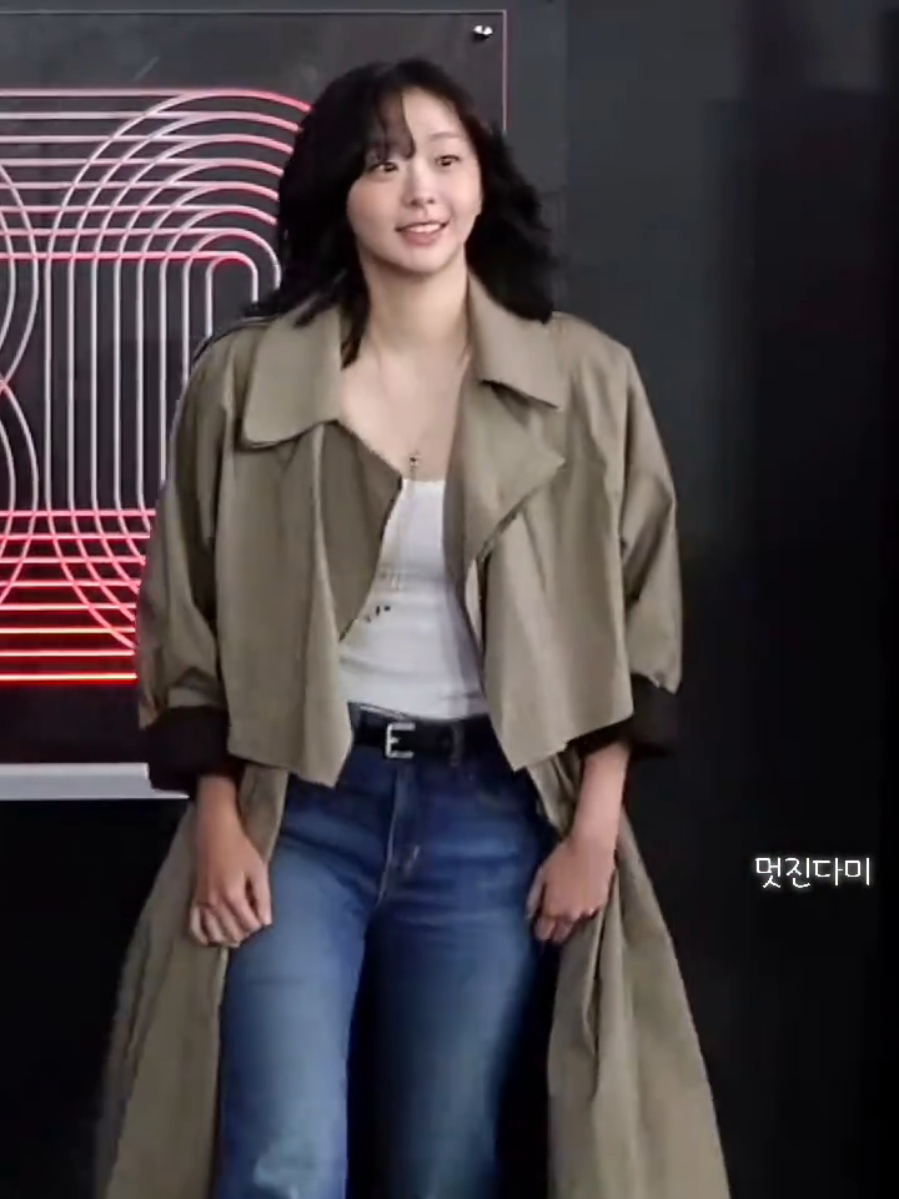 부산국제영화제 야외무대인사 김다미 오늘 실제로 너무 예쁘고 귀여웠는데 카메라에 아름다움을 못 담았어ㅠㅠ #김다미 #kimdami #thegreatflood #대홍수