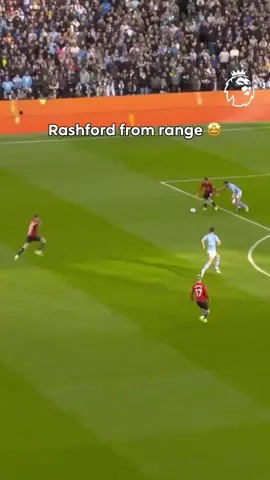 Marcus Rashford outside the box 👏 #PremierLeague 