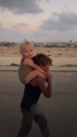 نزوح قاسٍ.. طفل غزّي ينهار بالبكاء وهو يحمل شقيقته الصغيرة على كتفيه ويسير بها حافي القدمين  #اخبار_المشهد #غزة_العزة🇵🇸 #stopwaringaza🇯🇴 #gazaunderattack❤️🇵🇸 #freephalastine❤️🇵🇸 