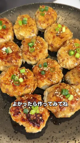 余ったきんぴらごぼうでアレンジレシピ⬇️ ⁡ 〜材料4人分〜 ⁡ きんぴらごぼう　　余ったもの 鶏ひき肉　　　　　400g〜500g マヨネーズ　　　　大さじ2 片栗粉　　　　　　適量 チーズ　　　　　　好きなだけ 酒　　　　　　　　大さじ2 オリーブオイル　　適量 ⁡ ★砂糖　　　　　　小さじ2 ★醤油　　　　　　大さじ1 ★みりん　　　　　大さじ2 ⁡ ネギ、ごま、卵黄　お好みで ⁡ ①余ったきんぴらごぼうはみじん切りにして ボウルに入れる ⁡ ②①に鶏ひき肉、マヨネーズ、片栗粉をいれてしっかり揉み込む ⁡ ③チーズも入れてしっかり揉み込む ⁡ ④フライパンにオリーブオイルをひきそのまま形を整えて焼いていく ⁡ ⑤焼き目がついたらひっくり返して酒を入れて蓋をして5分 ⁡ ⑥★の調味料を混ぜ合わせる ⁡ ⑦中に火が通ったら★の調味料をかけて少し煮詰めて完成！ ⁡ お好みでごまやネギをかけてね！ 卵黄をつけて食べるのおすすめです☺️ ⁡ 余りがちなきんぴらごぼう！ 冷めてもおいしくて お弁当にも♪ぜひ作ってみてね✨ #料理 #おすすめ #簡単レシピ #自炊 #fyp 