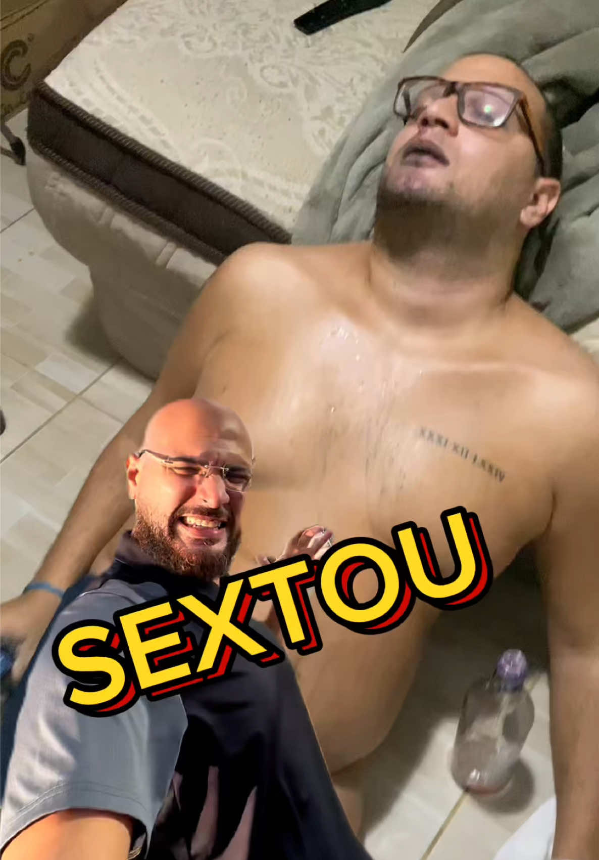 UMA SEXTA-FEIRA QUE VALE A PENA Antes eu achava que uma sexta perfeita precisava de bar, bebida e bagunça. Mas era tudo ilusão. Eu sorria por fora e chorava por dentro. Hoje, uma sexta que vale a pena é quando começa às 3h da manhã, com oração, treino e propósito. Troquei a farra pelo foco. A distração pela direção. E agora eu entendi: não é sobre esquecer os problemas, é sobre ser grato pela transformação. #SextaComPropósito #DeusTransforma #ExViciado #AntesEDepois #vidacomsentido 