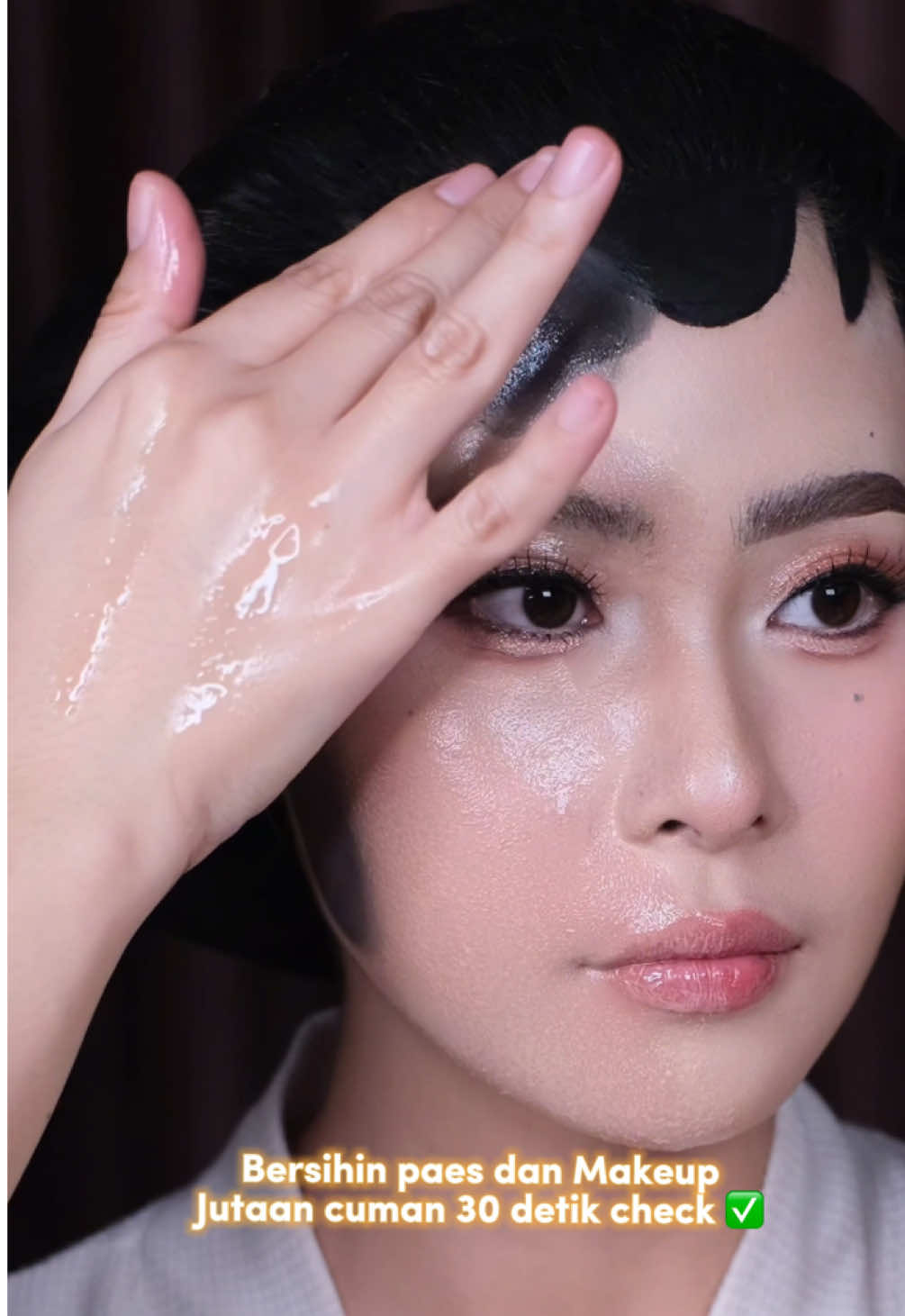 Bersihin makeup dan paes cuma 30 detik check ✅  #makeup #paes #makeuppengantin #bride #bersihinmakeup 
