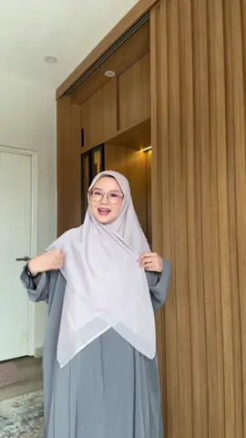 Karna ukurannya lebih besar jadi distyling gmna juga langsung rapih menutup dada dan bagus ya