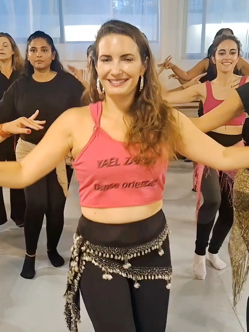 Aujourd’hui débutantes, demain rayonnantes! Elles ont poussé la porte de la salle de danse, un peu timides, et la musique a fait le reste… Bravo à toutes pour ces premiers pas! ➡️Note : tous mes cours sont complets, je ne peux pas prendre de nouvelles inscrites, vous pouvez par contre suivre mes cours en ligne (abonnements vidéos pour le niveau débutant et le niveau intermédiaire) #danseorientale #coursdanseorientale #bellydance #oriental #رقص 