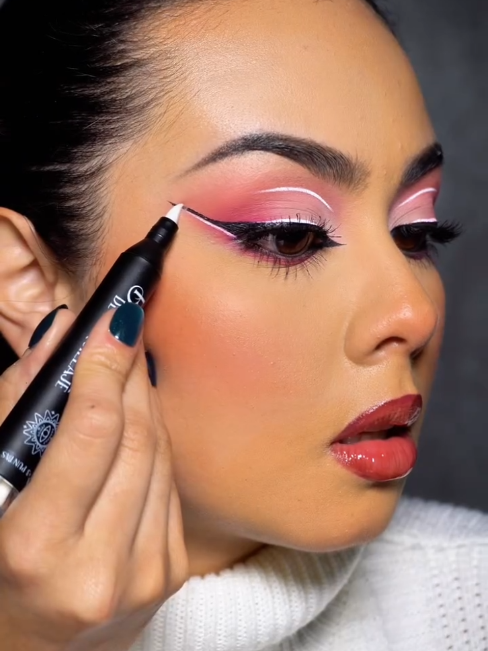 Cuando tu delineado decide tener vida propia😁 ☺️No hay problema el borrador de maquillaje llega al rescate💫 💯 Corrige , perfecciona  y deja tu maquillaje impecable  en segundos 🩷Incluye puntas de repuesto para que nada te detenga🫶 ☎️+57 321 7644057 #trendy #borradordemaquilaje #tiendademaquillaje 