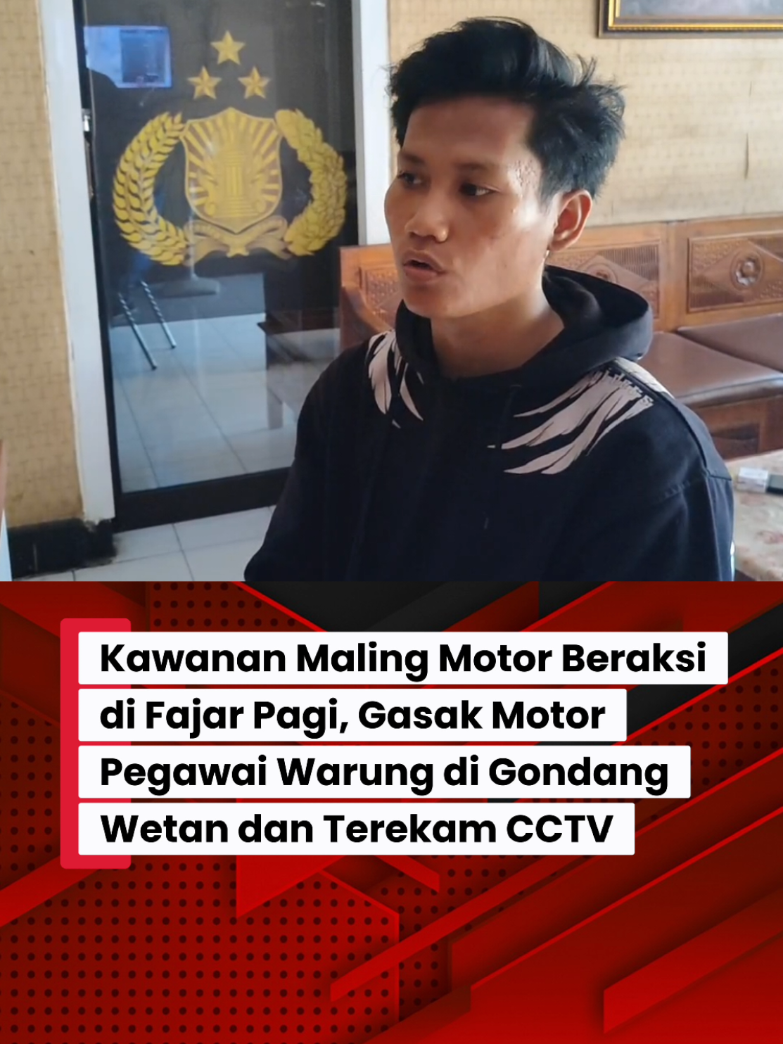 Aksi pencurian motor terjadi di depan Warkop Giras Baru, Desa Ranggeh, Gondangwetan, Pasuruan, Jumat (19/9/2025) sekitar pukul 04.50 WIB. Dua pelaku terekam CCTV, satu berjaga sementara lainnya merusak kunci motor milik Ainun Najib (23) lalu kabur ke arah utara. Polisi Polsek Keboncandi kini memburu pelaku berdasarkan rekaman CCTV dan keterangan saksi. Selengkapnya simak di wartabromo.com/klik link hijau di pojok kiri bawah video #wartabromo #Pasuruan #PencurianMotor #Kriminal #Gondangwetan  Dipersembahkan oleh: 💐Warmo Florist | Pusat Karangan Bunga dan Buket Pasuruan @warmoflorist (0813-5799-2501)