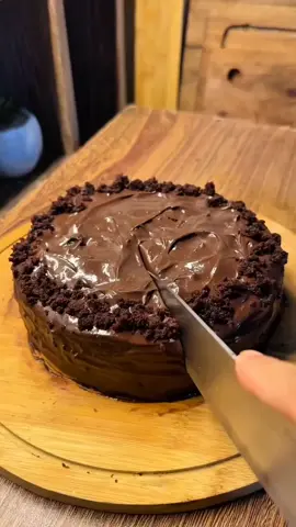 Chocolate cake in pot without oven 1 Cup Sugar 1 Cup All Purpose Flour 1/4 Cup Cocoa powder 1 tsp Baking Powder 1/2 tsp Baking Soda 1/4 tsp Salt 1/4 cup Oil Vanilla Extract 1 Egg 1/2 Cup Milk 1 Cup Boiling Water #foryoupage #chocolatecake #fypシ゚viral #homemade #EasyRecipe 