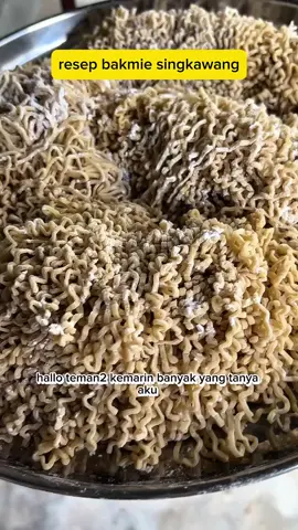 resep bikin bakmie singkawang agar kenyal dan keriting ikuti toturial nya ..... bahan2 nya nanti aku sematkan dikolom komentar ya teman2 terimakasih ....  bahan bakmie singkawang - tepung terigu protein tinggi  500 gr - telur bebek 2 butir  - air 75 ml - air abu 3 sendok makan - garam 1 sendok teh #resepbakmie #bakmiesingkawang #viral #fyppppppppppppppppppppppp 