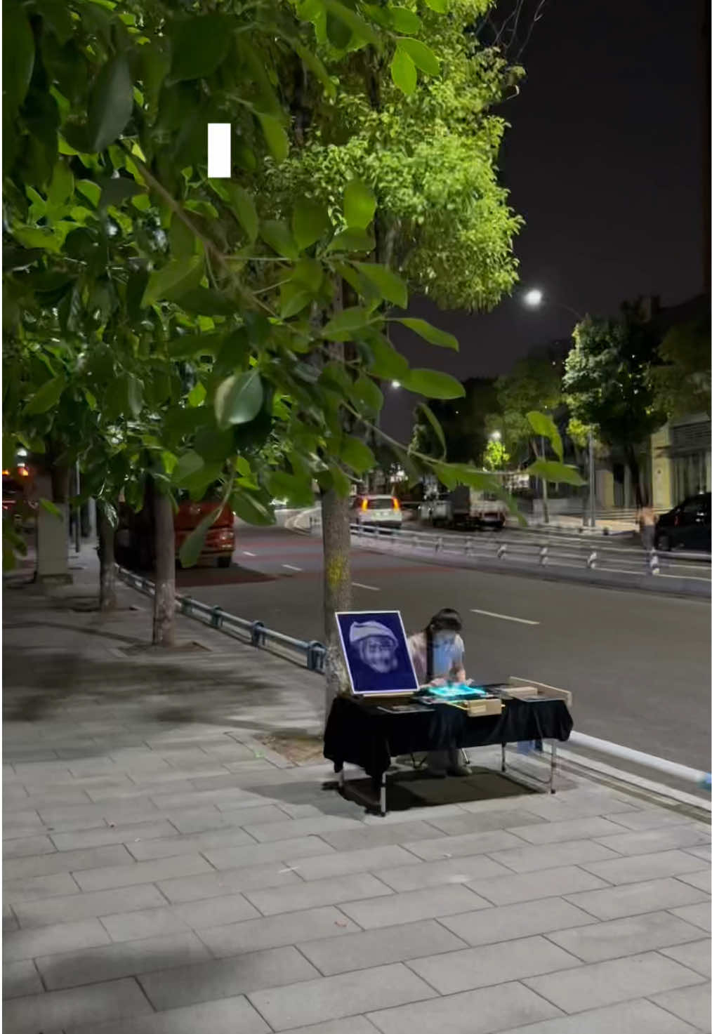 看到最后，我泪目了…重庆凌晨的街头，00后小姐姐坚持摆摊画画，靠自己双手自力更生，加油，长路漫漫亦有花开❤️我们还有什么理由不努力呢？#记录生活 #手艺人 #摆摊 #生活 