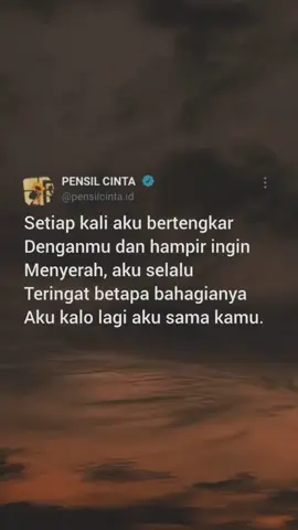aku selalu teringat betapa bahagianya aku kalo lagi aku sama kamu😇 Like yang setuju ❤️. . 📌 TAG SAHABAT KALIAN 📌 . . Follow @pensilcinta.id 🌈 for more entertainment don't forget to see my instastory for more information. #tagar .  #sajak30detik #literasi30detik #literasi15detik#baitsemusim               Like yang set