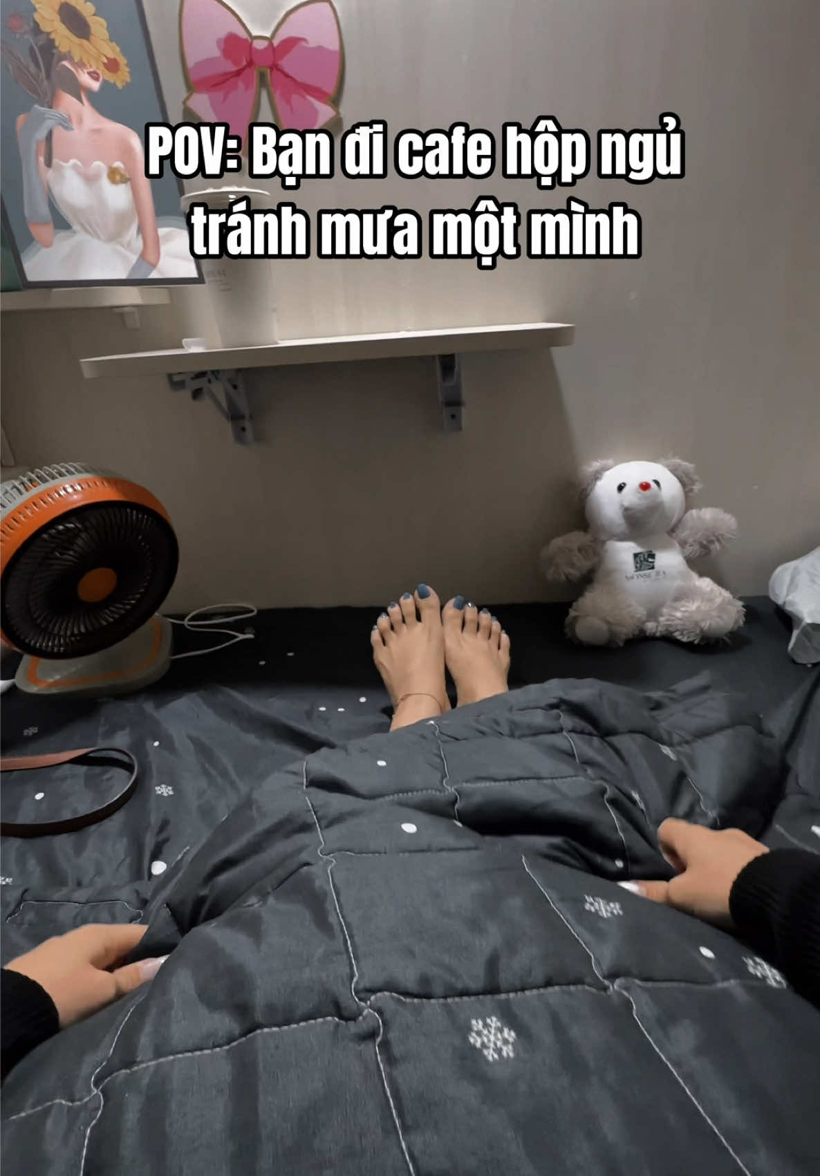 Bạn đi cà phê hộp ngủ tránh mưa một mình. #pov #motminh #enmotminh #thudaumot 