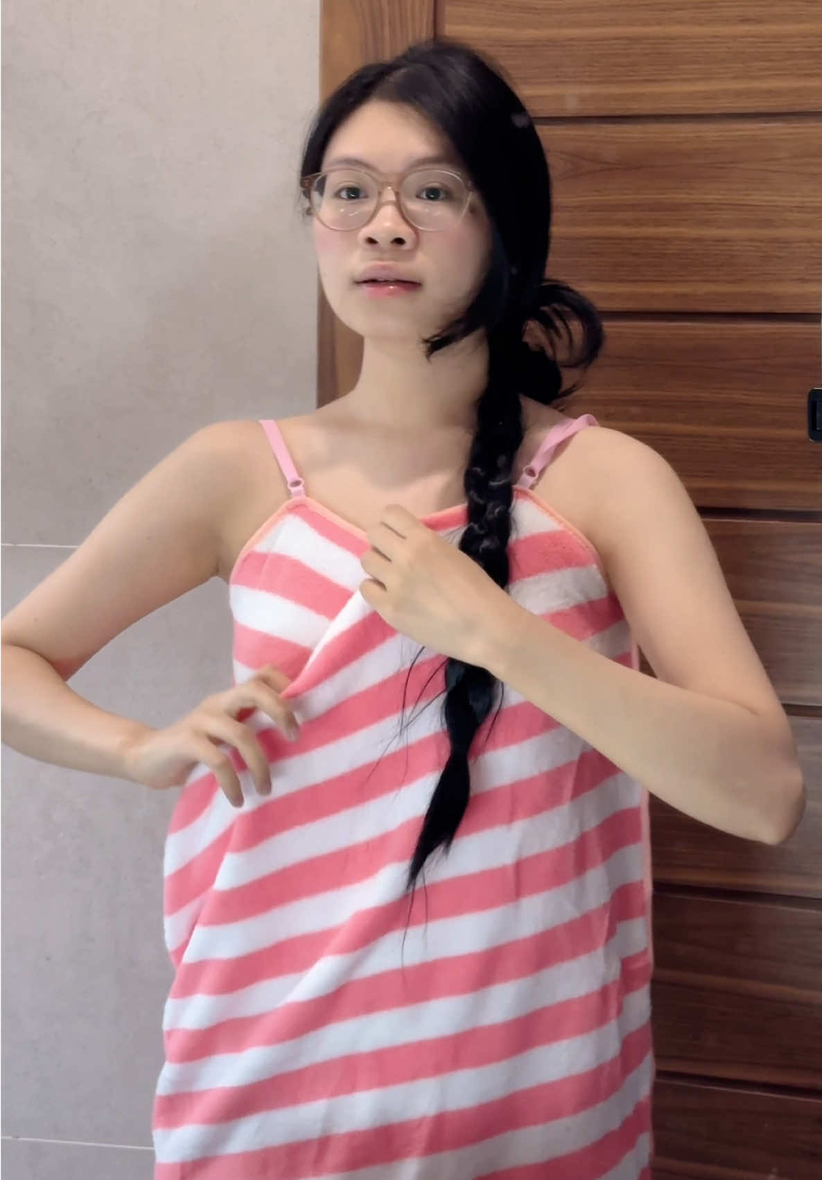 Ông nào phát minh ra cái váy choàng tắm kiểu này ra đây tôi cho tràng pháo tay 🤣🤣🤣 thông minh dữ #LearnOnTikTok #sangtao #xuhuong #foryou 