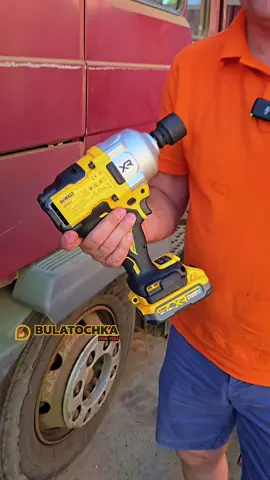 ✅️ #Гайкокрут ударний акумуляторний безщітковий #DeWALT #DCF961 ✔ Виконуйте складні роботи, використовуючи потужність нового 18 В XR 1/2” безщіткового гайкокруту. ✔ Новий гайкокрут має 1626 Нм крутного моменту та 2372 Нм крутного моменту на зрив, що робить його ідеальним для важких навантажень. ✔ Функція така, як режим PRECISION WRENCH, допомагає запобігти надмірному затягуванні. ✔ 4 режими роботи допомагають легко обрати необхідну швидкість. #мійінструмент #інструмент #bulatochka #bulatochkapolska #авто #вантажнесто 
