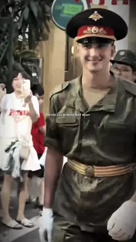 Đàn ông tốt như vậy nếu là anh cũng sẽ yêu thôi 🤣😂 #diễubinh2025 #a80 #russia🇷🇺 #chàngtraicónụcườitỏanắng #xuhuongtiktok 