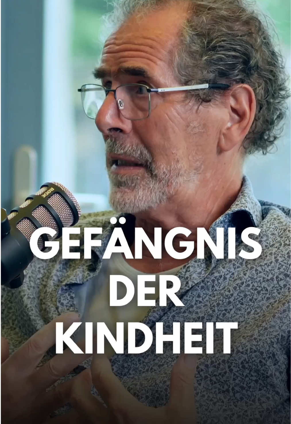 Wie deine Kindheit dich noch heute gefangen hält 👆 Als Kinder bauen wir uns Mauern, um nicht verletzt zu werden. Doch was uns damals schützte, kann uns heute einengen. Lutz-Ulrich Besser, Facharzt für Psychiatrie, erklärt, warum viele Menschen unbewusst mit einem „seelischen Panzer“ durchs Leben gehen – und wie dieser Schutzmechanismus zum Gefängnis wird. Ein Impuls, der zeigt: Heilung beginnt, wenn wir lernen, den Panzer abzulegen und uns wieder verletzlich zu zeigen 🫶 👉 Link zum ganzen Gespräch in meiner Bio 🎙️