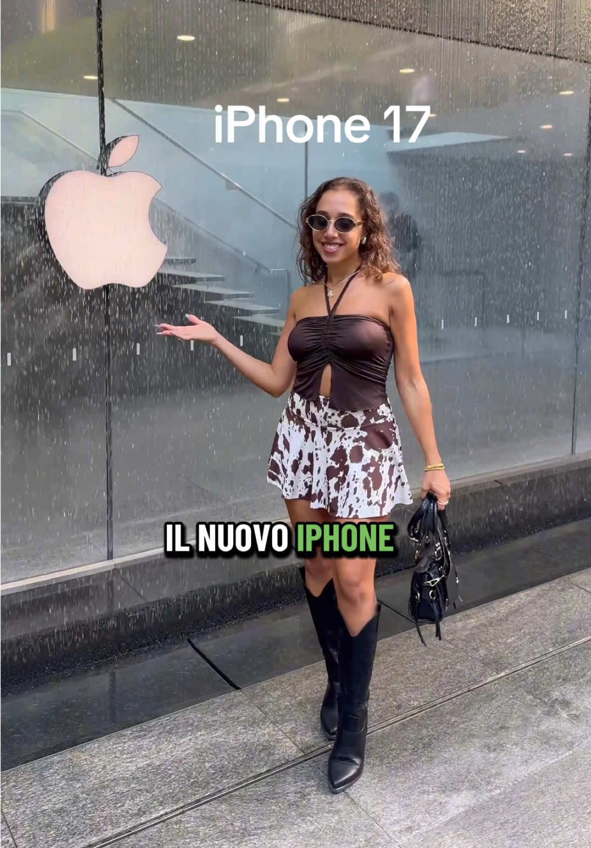 Nuovo iPhone 17 tra le mie mani 🍏 Ps: la canzone sotto è la mia e ci stava perfetta 🤩 #iphone17 #apple #appleitalia #applestore #milano