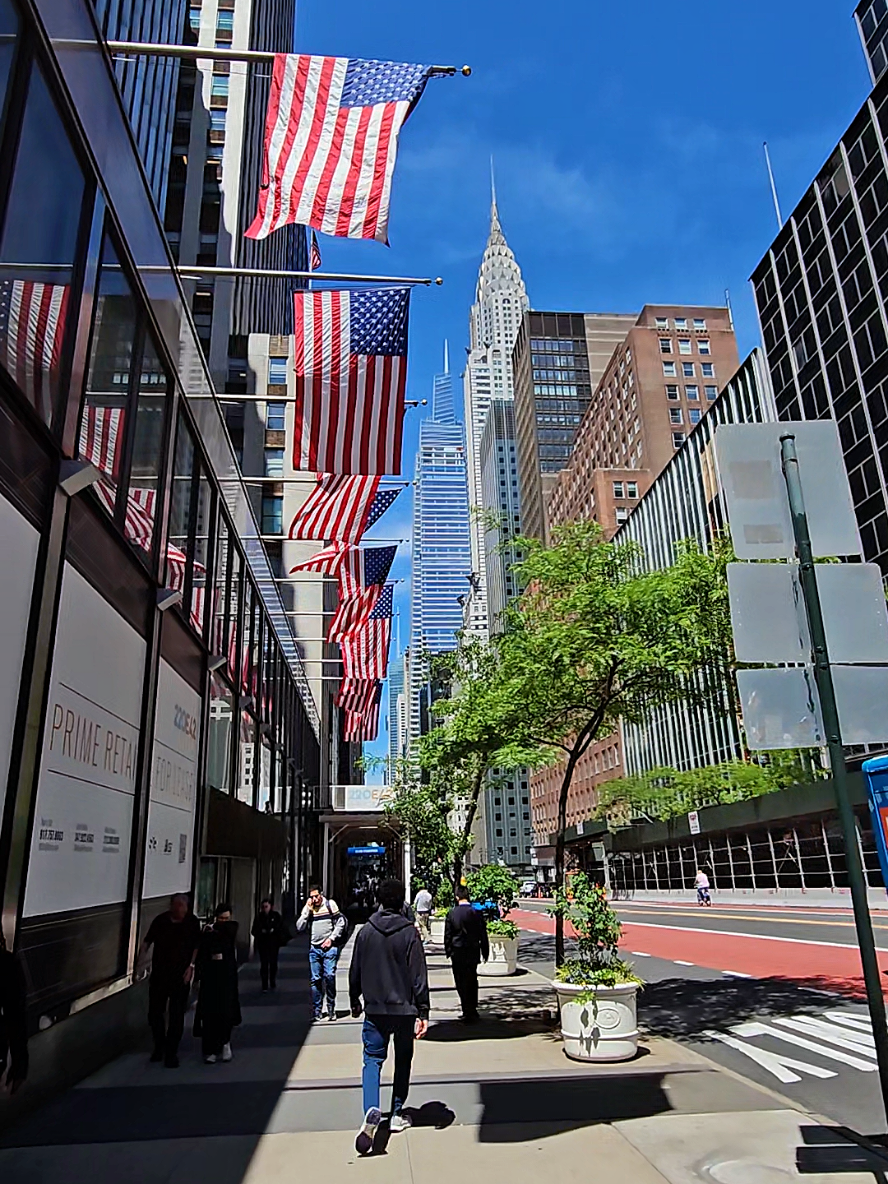 That perfect NYC moment: skyscrapers + stars & stripes ❤️🤍💙 #NYC #jalanjalan #fyp #CityWalk 